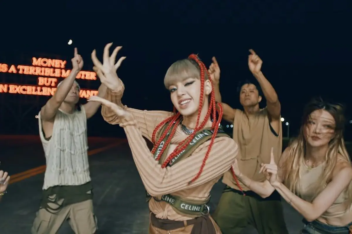 Gaya Lisa Blackpink Selama Promosi Album Terbaru