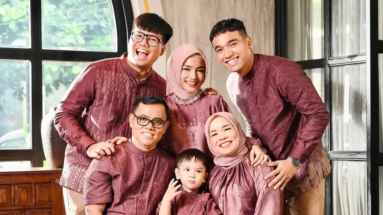 Pemotretan Keluarga Fuji dengan Baju Lebaran