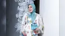 <p>Penyanyi berusia 43 tahun ini berpose dengan gamis bermotif floral yang didominasi dengan warna kebiruan. (Foto: Instagram/ princessyahrini)</p>