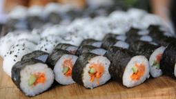Sushi gulung juga harus diwaspadai sebab sering ditambahkan dengan bahan-bahan yang berkalori tinggi seperti mayo pedas, krim keju, udang tempura, dan banyak nasi putih. (Istimewa)