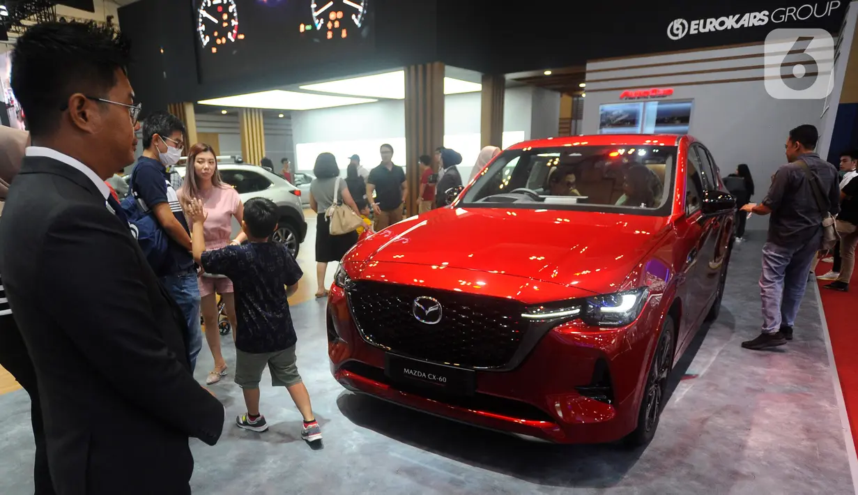 Pengunjung memperhatikan mobil mewah Mazda cx 60 seharga Rp 1,9 miliar pada pameran otomotif GAIKINDO Indonesia International Auto Show (GIIAS) 2024 di Indonesia Convention Exhibition (ICE) BSD Tangerang, Banten, Jumat (19/7/2024). (merdeka.com/Arie Basuki)