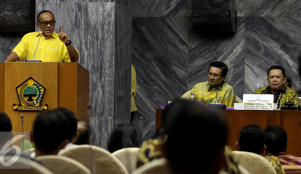 Aburizal Bakrie berpidato saat seminar Fraksi Partai Golkar DPR RI yang disaksikan Wakil Ketua Umum Fadel Muhammad, Sekretaris Fraksi Bambang Soesatyo, Jakarta, Jumat (20/11). (Liputan6.com/Johan Tallo)