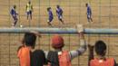 Pekerja MRT menyaksikan sejumlah pesepak bola berlatih di Stadion Lebak Bulus, Jumat (24/7/2015). (Bola.com/Vitalis Yogi Trisna)