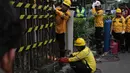 Target tersebut disampaikan Gubernur DKI Jakarta Pramono Anung saat meninjau langsung dimulainya pembongkaran tiang monorel, Rabu, 14 Januari 2026. Tampak dalam foto, petugas dari Dinas Bina Marga Provinsi DKI Jakarta melakukan proses pemotongan besi tiang monorel di Jalan HR Rasuna Said, Jakarta, Rabu (14/1/2026). (merdeka.com/magang/Rendi Saputra)