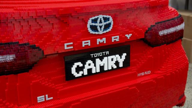 Keren, Toyota Camry Ini Dibangun dari Setengah Juta Lego (foto: Paultan)