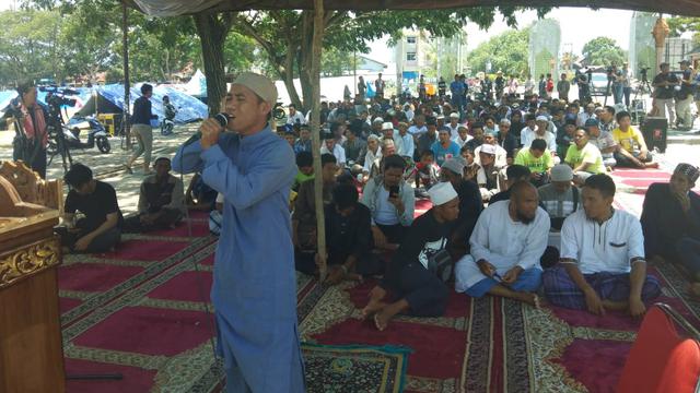 Ratusan warga Palu, Sulawesi Tengah yang menjadi korban gempa dan tsunami melaksanakan salat Jumat