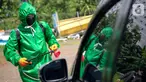 Petugas menyemprotkan cairan disinfektan pada kendaraan di Posko Aman Bersama Gojek, Kemayoran, Jakarta, Kamis (23/4/2020). Sebanyak 130 titik posko telah dioperasikan di 16 kota untuk memastikan mitra Gojek dapat bertugas dengan aman saat melayani masyarakat. (Liputan6.com/HO/Ading)