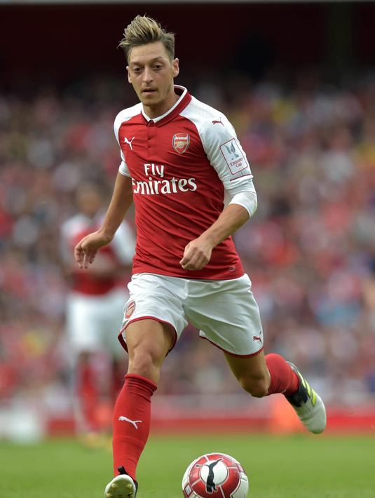5. Mesut Ozil - Bukan bertipe pemain yang doyan menggocek. Namun gelandang Arsenal tersebut sering menciptakan assist matang dengan seni menggolong sebelum sampai tepat ke kaki rekan satu tim. (AFP/Olly Greenwood)
