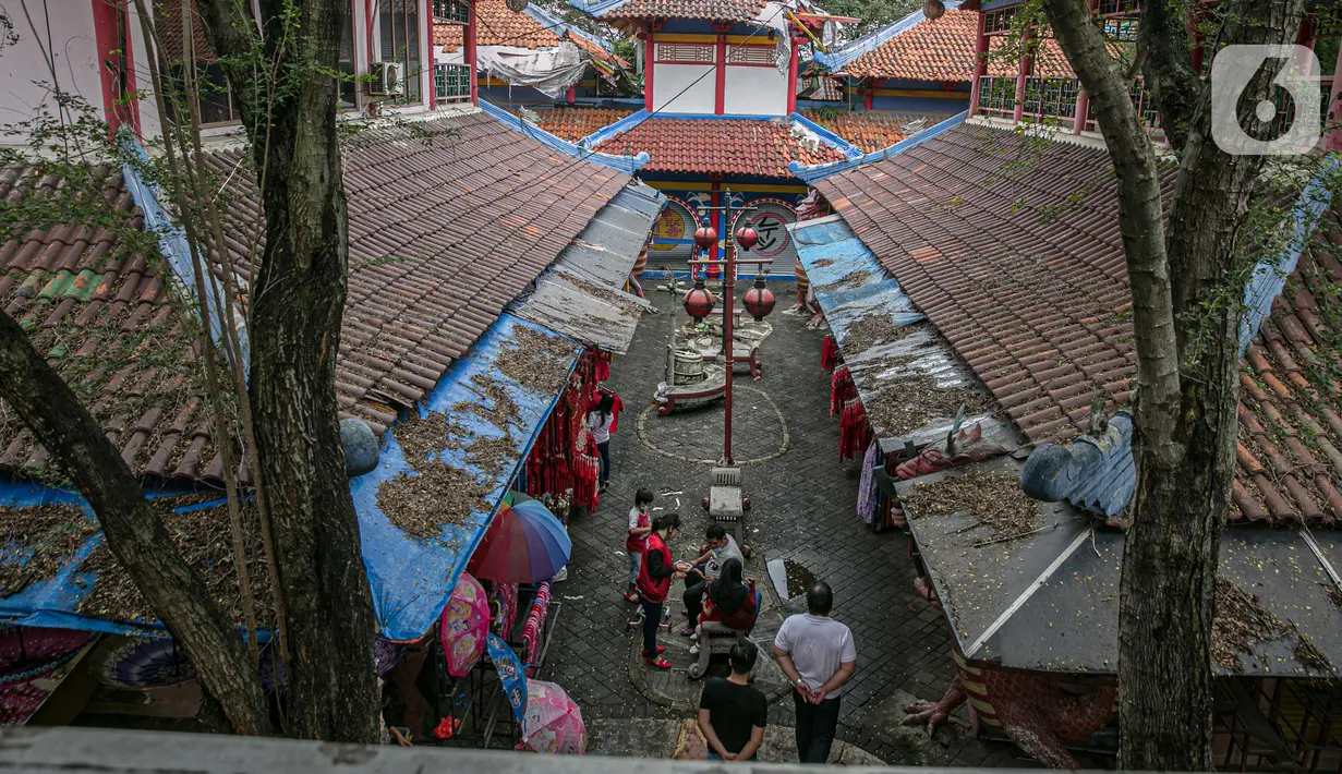 Warga saat mengunjungi Kampung Cina, Kota Wisata, Jawa Barat, Minggu (14/2/2021). Dari 216 kios, tinggal puluhan kios yang masih bertahan. (Liputan6.com/Faizal Fanani)