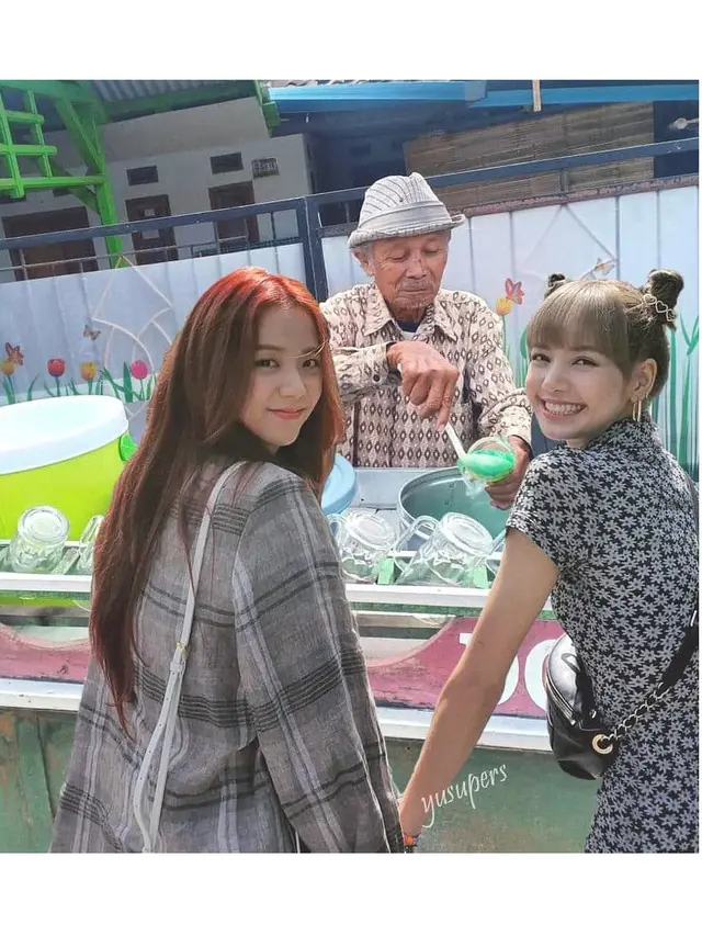 6 Foto Editan Lisa Blackpink Lagi di Warung Ini Bikin Ketawa Geli