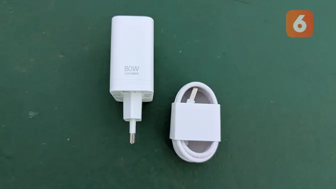 <p>Kabel dan charger 80W untuk Oppo Reno13 5G. (Liputan6.com/ Yuslianson)</p>