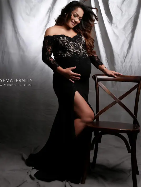 "Morning semuanya, pagi ini debay👶mau lahir jam 09:00 wib, dan sepertinya udah gak sabar anak mama lahir kedunia, dari subuh sampai sekarang petakilan dalam perut, kegirangan," tulis dalam video di Instagram. (Instagram/jennycortez_dj)