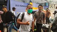 Saat tiba di Palembang Jumat (25/9/2015) para pemain Persebaya United langsung menggunakan masker. Karena kabut asap tingkat polusi udara di Palembang amat tinggi. (Bola.com/Riskha Prasetya)