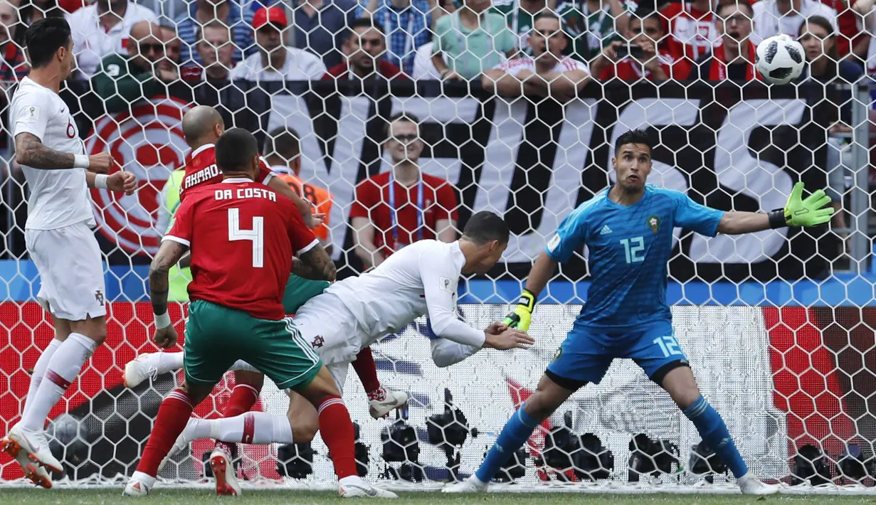 Striker Portugal, Cristiano Ronaldo, mencetak gol dengan sundulan ke gawang Maroko pada laga Piala Dunia di Stadion Luzhniki, Rabu (20/6/2018). Ronaldo menjadi pencetak gol internasional terbanyak di Eropa dengan 85 gol. (AP/Hassan Ammar)