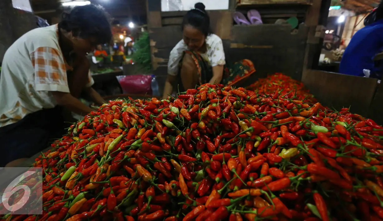 Pedagang merapihkan cabai di Pasar Induk Senen, Jakarta, Kamis (11/6/2015). Mendag, Rachmat Gobel memastikan akan membuka keran impor untuk cabe merah dan bawang merah. Hal ini dilakukan untuk memenuhi kebutuhan jelang ramadan. (Liputan6.com/Johan Tallo)