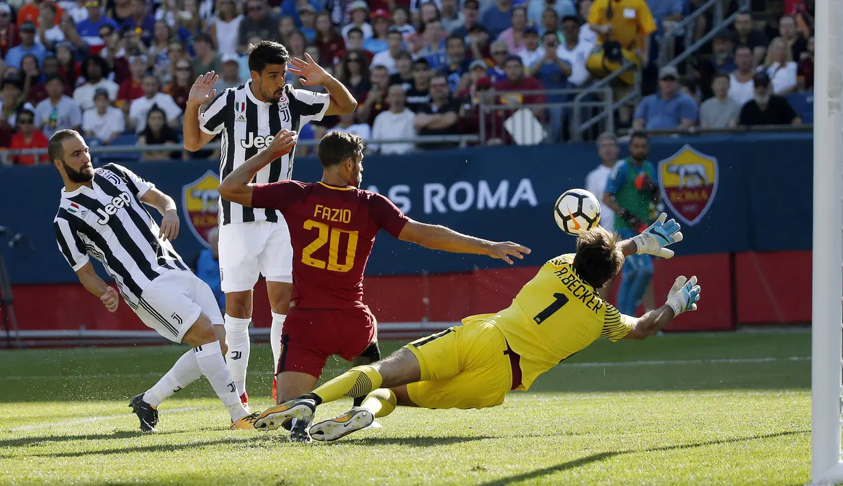 Striker Juventus, Gonzalo Higuain, berusaha memasukan bola ke gawang AS Roma pada laga ICC 2017 di Stadion Gillette, Foxborough, Minggu (30/7/2017). Juventus menang lewat adu penalti atas AS Roma  dengan skor 5-4. (AP/Michael Dwyer)