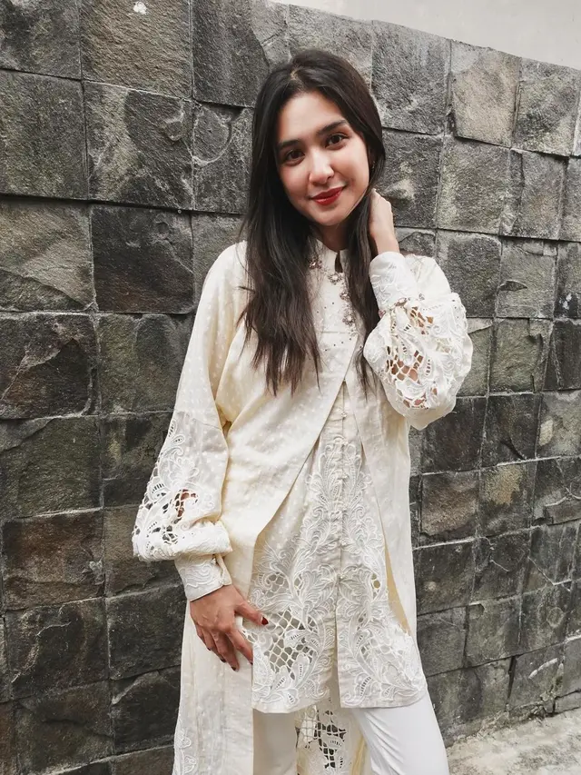 6 Potret Penampilan Mikha Tambayong Ikut Rayakan Lebaran Bareng Deva Mahenra