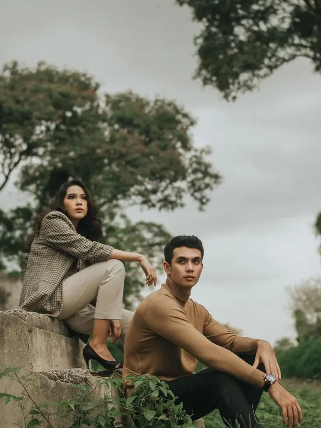 Jarang Tersorot, Ini 6 Potret Kebersamaan Kiper Nadeo Argawinata dan Istri