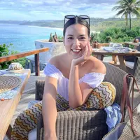 Dalam sebuah postingan foto di akun Instagram pribadinya, Raisa terlihat cantik dengan mengenakan busana berwarna putih. Pemandangan pantai seakan menyempurnakan penampilan cantik Raisa. (Foto: instagram.com/raisa6690)