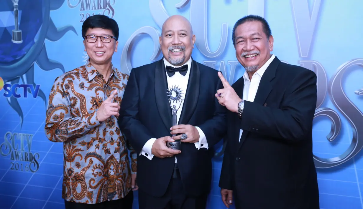 Di malam puncak penganugerahan SCTV Awards tadi malam, telah memberikan penghargaan terhadap insan industri hiburan tanah air. Nama Indro Warkop pun mendapat penghargaan khususus atas karyanya selama ini. (Adrian Putra/Bintang.com)