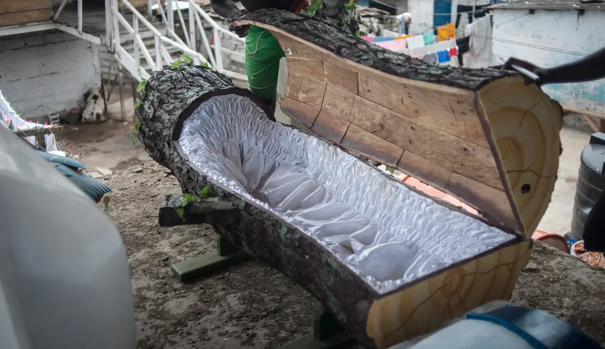 Peti mati berbentuk batang pohon yang dibuat Hello Design Works Coffin di Accra, Ghana (10/10). Sejak lama masyarakat kota Accra memesan peti mati dalam berbagai bentuk yang melambangkan kehidupan orang yang sudah meninggal. (AFP Photo/Stefan Heunis)
