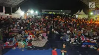 Ribuan pengungsi terdampak Tsunami Selat Sunda memadati Posko pengungsian Lapangan Tenis Indoor Kalianda, Lampung Selatan, Jumat (28/12). Sebanyak 2.514 warga Pulau Sebesi berada di posko sejak 22 Desember. (Liputan6.com/Herman Zakharia)