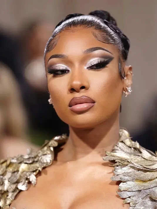<p>Riasan Meghan Thee Stallion dibuat penuh ketelitian untuk menyeimbangi dress emas Moschino-nya. Riasan dan rambutnya dibuat sama seperti craftmanship pada pakaian. (Foto: Instagram @gigihadid)</p>