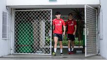 Luke Xavier Keet memasuki lapangan saat latihan perdana Timnas Indonesia U-22 untuk SEA Games 2025 di Stadion Madya, Senayan, Jakarta, Selasa (11/11/2025). (Bola.com/Bagaskara Lazuardi)