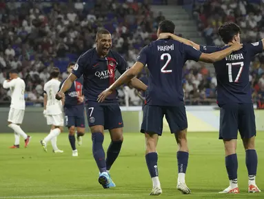 Bek Paris Saint-Germain (PSG) Achraf Hakimi (tengah) berselebrasi dengan Vitinha dan Kylian Mbappe setelah mencetak gol ke gawang Lyon pada laga pekan keempat Ligue 1 2023/2024 di Groupama Stadium, Senin (04/09/2023) dini hari WIB. (AP Photo/Laurent Cipriani)
