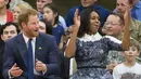 Reaksi Pangeran Harry dan Michelle Obama saat menghadiri sebuah acara di Fort Belvoir, Virginia, Rabu (28/10). Pertemuan ini diadakan untuk mendukung pelaksanaan Invictus Games Orlando 2016 kepada para tentara yang terluka. (AFP PHOTO/SAUL Loeb)