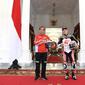 Presiden Joko Widodo berfoto dengan pembalap LCR Honda Idemitsu, Takaaki Nakagami di Istana Merdeka, Jakarta, Rabu (16/3/2022). Para pembalap datang dengan memakai setelah baju khusus balap motor yang akan dipakai dalam Grand Prix Indonesia di Mandalika pada 20 Maret 2022 (Lukas - Biro Pers/Setpres)