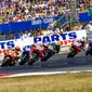 Jorge Lorenzo (99) dan Valentino Rossi (46) nyaris terjatuh akibat senggolan pada MotoGP Belanda, Minggu (1/7/2018). (MotoGP)