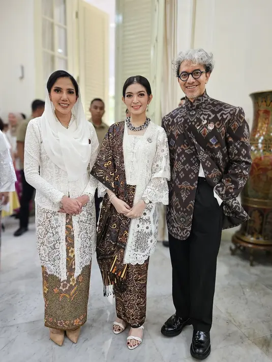 Sebagai penutup, ibu dua anak ini kenakan sandal heels berwarna putih yang senada dengan kebayanya [@didietmaulana]