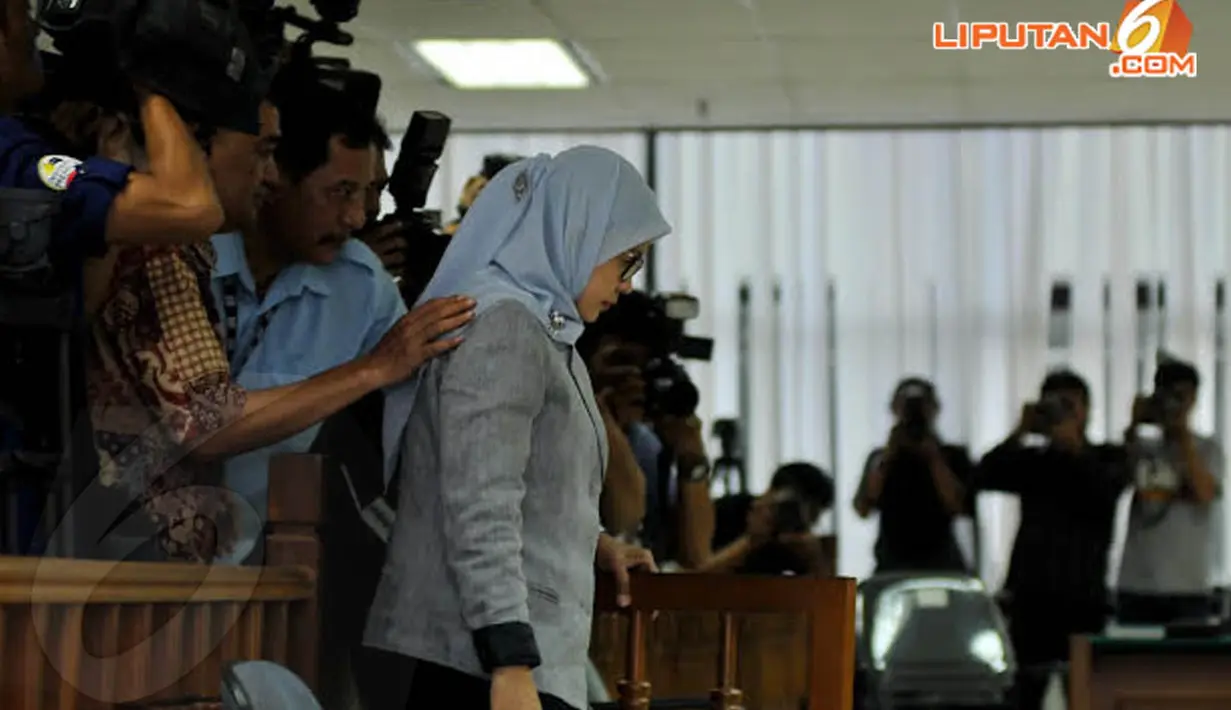 Chairunnisa tampak lesu saat memasuki ruang sidang Pengadilan Tipikor, Rabu (27/03/14) yang beragendakan pembacaan vonis Majelis Hakim (Liputan6.com/Johan Tallo)