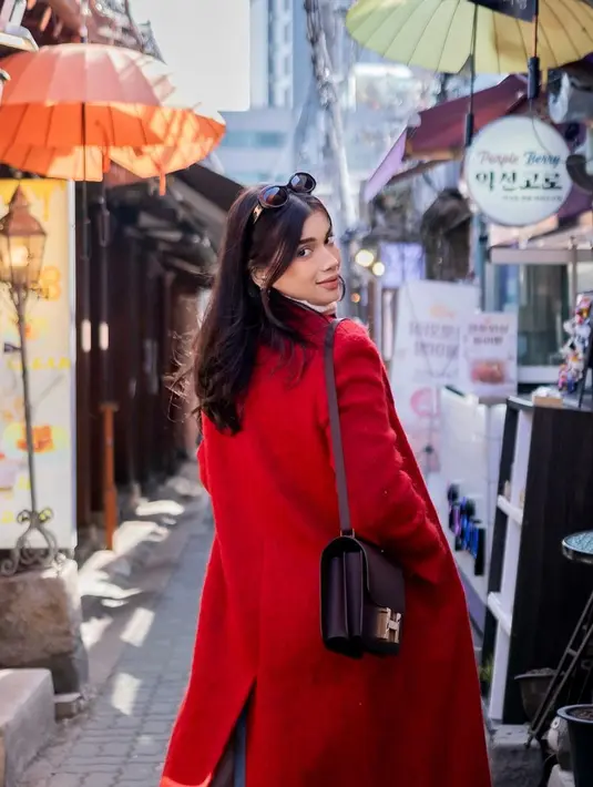 Berpose di jalan Ikseon-Dong, istri Deddy Corbuzier itu terlihat menawan dengan outfit berlapisnya. [@sabrinachairunnisa_]