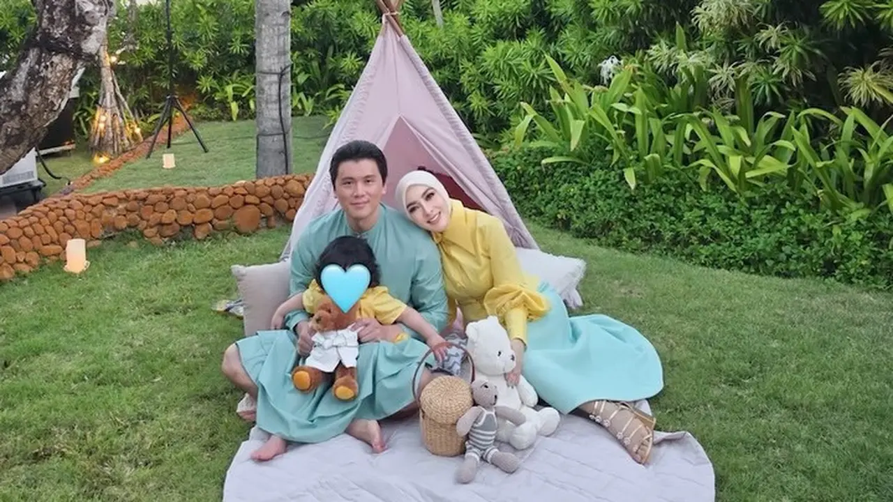 Reino Barack, Syahrini dan Baby R. (Instagram/@princessyahrini)