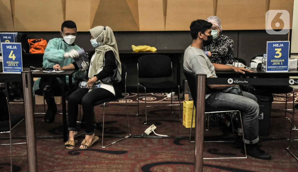 Warga saat mengikuti vaksinasi Covid-19 dosis kedua di Mal Kota Kasablanka, Jakarta, Senin (2/8/2021). Wakil Gubernur Ahmad Riza Patria mengungkapkan Pemprov DKI akan mempercepat pemberian vaksin dosis kedua sebagai upaya mempercepat kekebalan komunal (herd immunity). (merdeka.com/Iqbal S Nugroho)