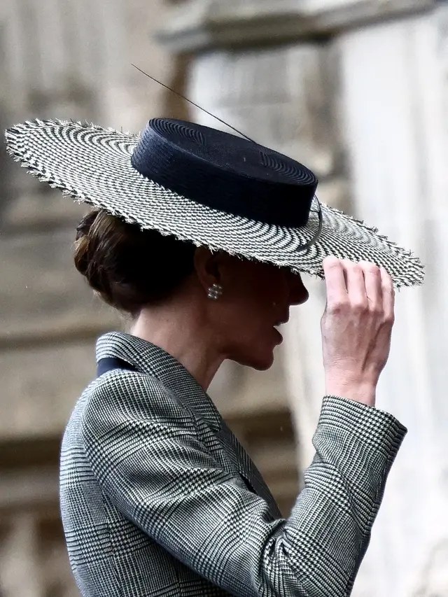 Kate Middleton Lolos dari Insiden Topi Terbang Saat Kunjungi Uskup Agung Wanita Pertama Inggris