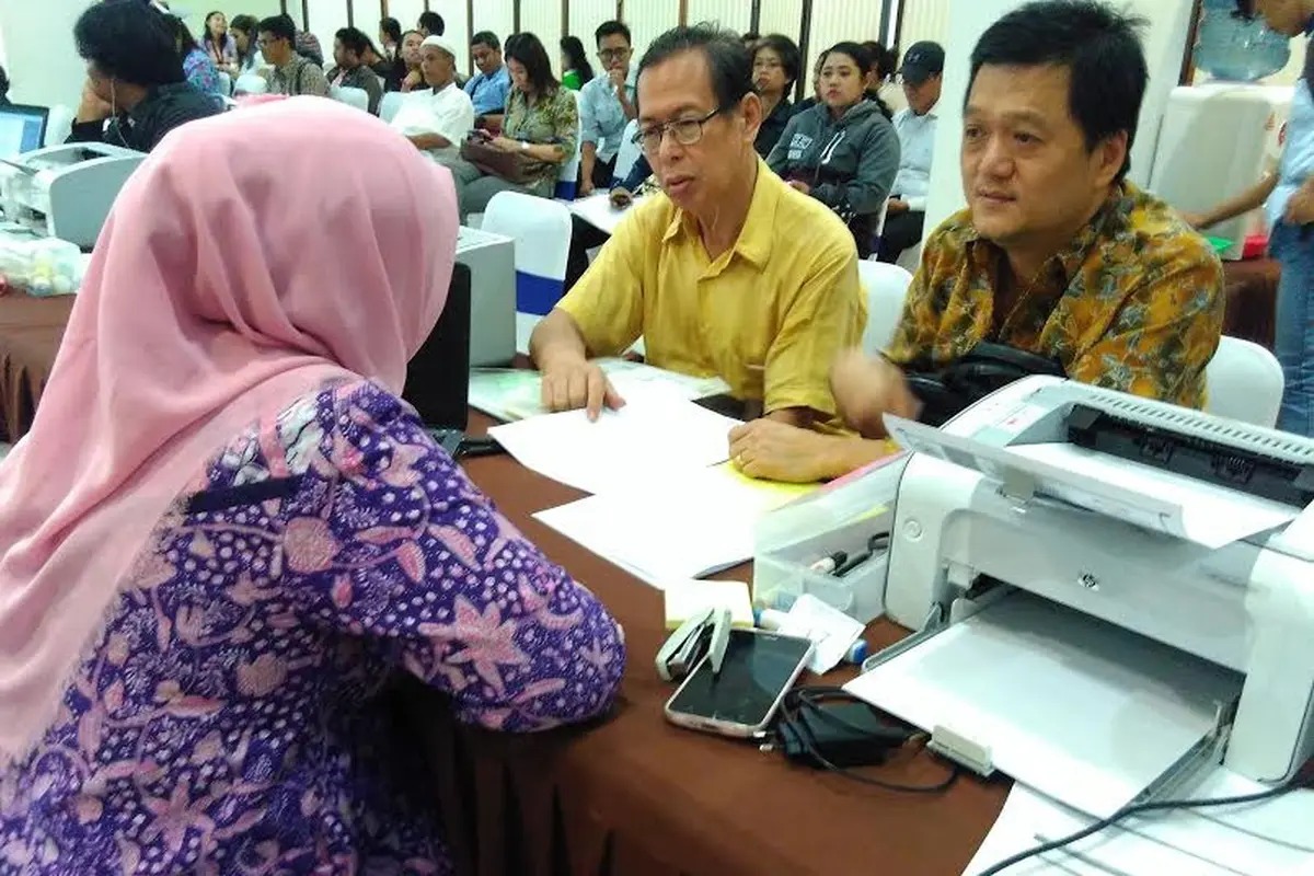 Wajib Pajak berbondong-bondong mendatangi Kantor Pelayanan Pajak (KPP) Tanah Abang 2 untuk menyerahkan laporan SPT Tahunan. (Liputan6.com/Fiki Ariyanti)