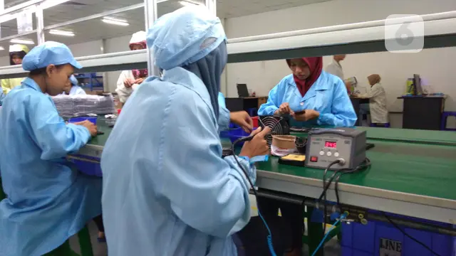 Suasana pabrik Advan di Semarang.