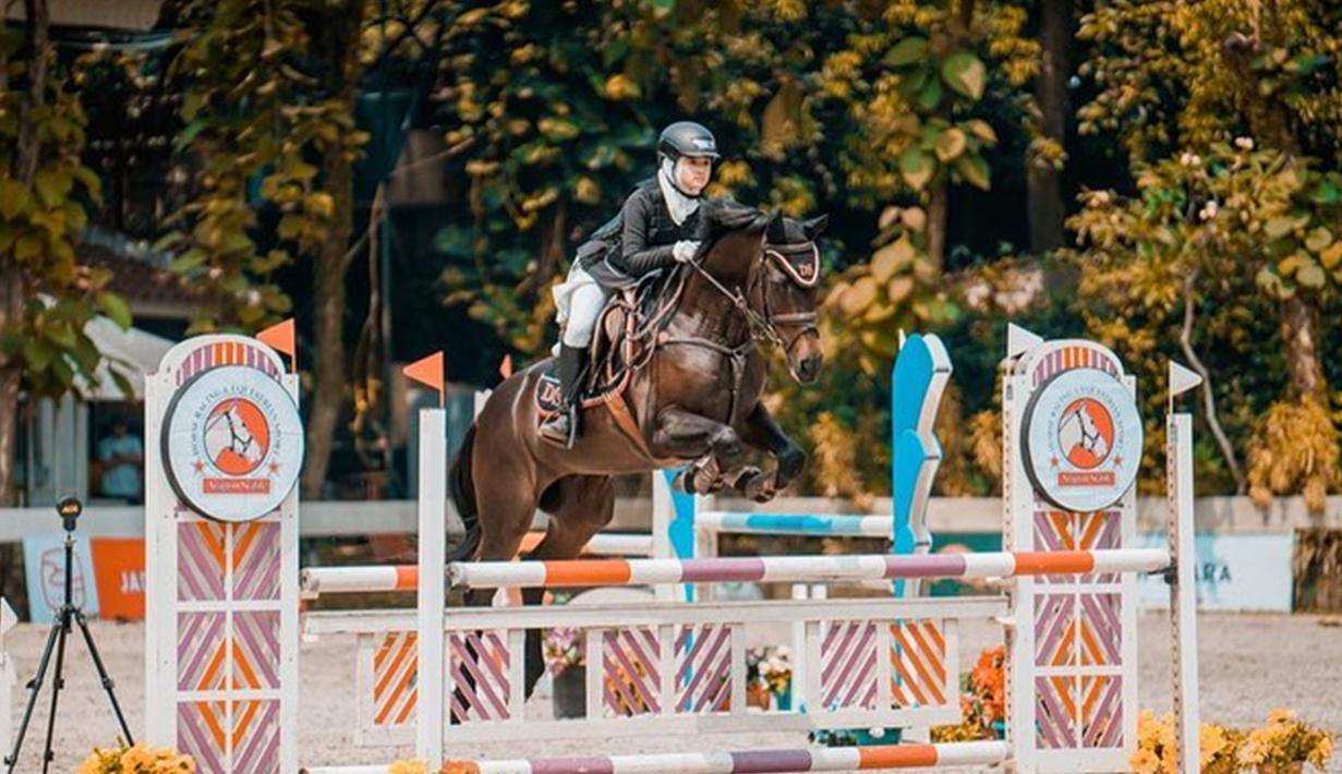 Irfan Hakim juga kerap mengunggah momen saat sang anak mengikuti sebuah kejuaraan. Bahkan, dalam unggahan terbarunya diketahui pula jika Aisha akan kembali mengikuti kompetisi berkuda. (Liputan6.com/IG/@aishakeem15)