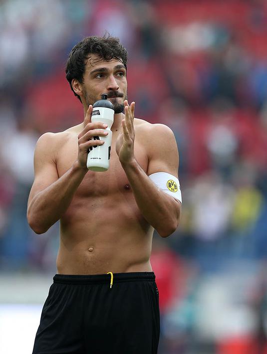 3. Mats Hummels, bek andalan Dortmund ini kemungkinan akan kembali ke klub lamanya, Bayern Munchen. Kabar transfer ini didapatkan Bild langsung dari Chief Executive Munchen, Karl Heinz Rummenigge. (AFP/Ronny Hartmann)