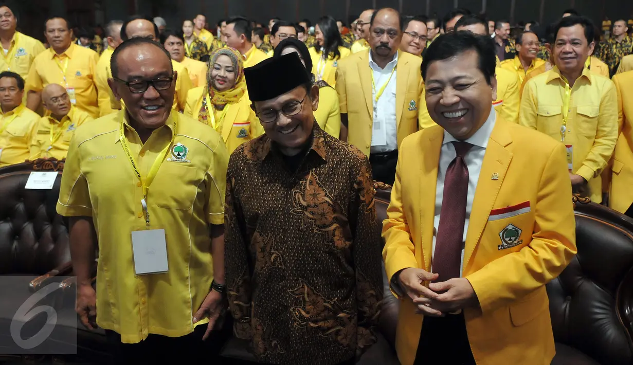(Ki-ka) Ketua Dewan Pembina Aburizal Bakrie, Dewan Kehormatan BJ Habibie dan Ketua Umum Partai Golkar, Setya Novanto  saat pembukaan Rapat Pimpinan Nasional (Rapimnas) Golkar di Jakarta Convention Center, Jakarta, Rabu (27/7). (Liputan6.com/Johan Tallo)
