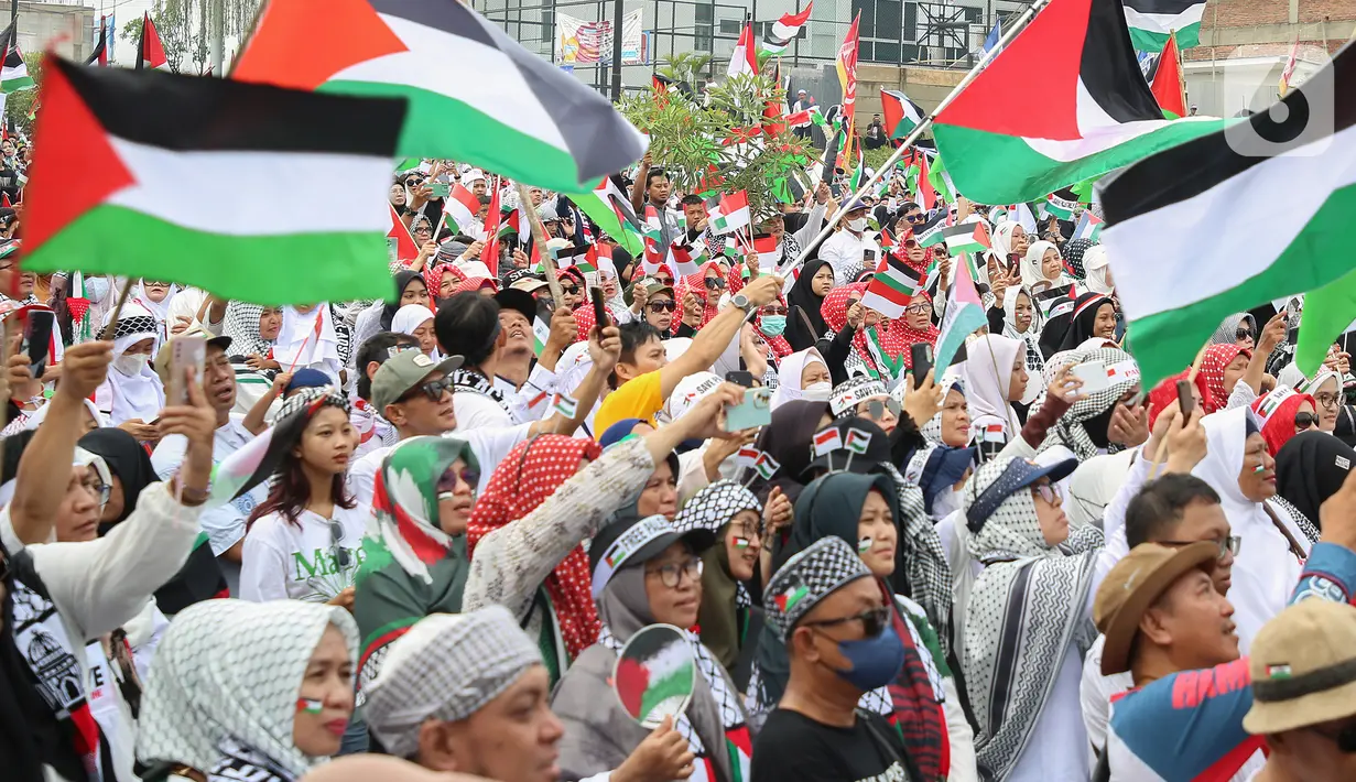 Massa berkumpul sejak pukul 06.00 WIB dengan menggunakan pakaian serba putih dan atribut Palestina. (merdeka.com/Arie Basuki)
