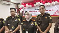 Kepala Kejari Kota Depok, Silvia Desty Rosalina dan jajarannya memberikan penjelasan terkait aksi peduli lingkungan dalam rangka memperingati HUT ke-79 RI. (Liputan6.com/Dicky Agung Prihanto)