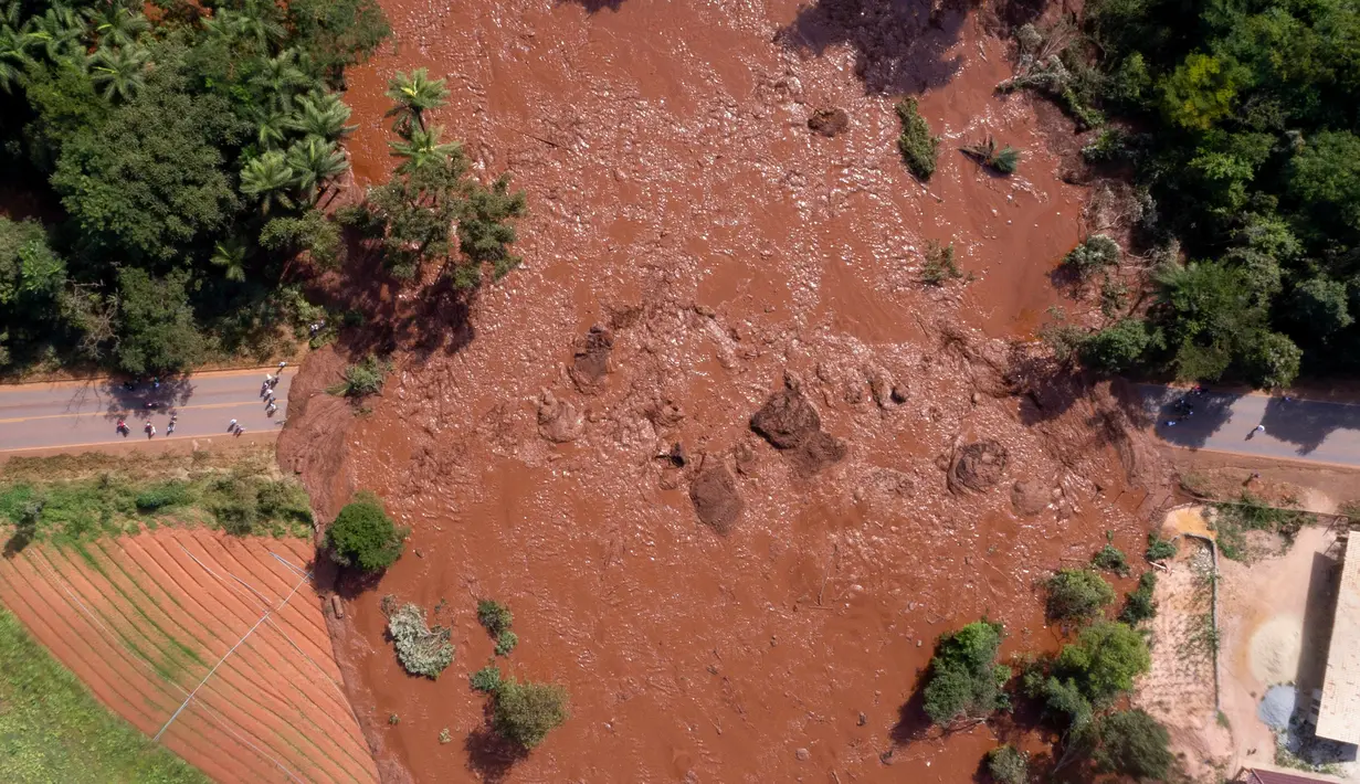 Pemandangan udara setelah banjir yang dipicu jebolnya bendungan di Brumadinho, Brasil, Jumat (25/1). Banjir menerjang deras ke kompleks bendungan, wilayah pertanian, dan permukiman yang ditinggali sejumlah pegawai tambang. (Bruno Correia/Nitro via AP)