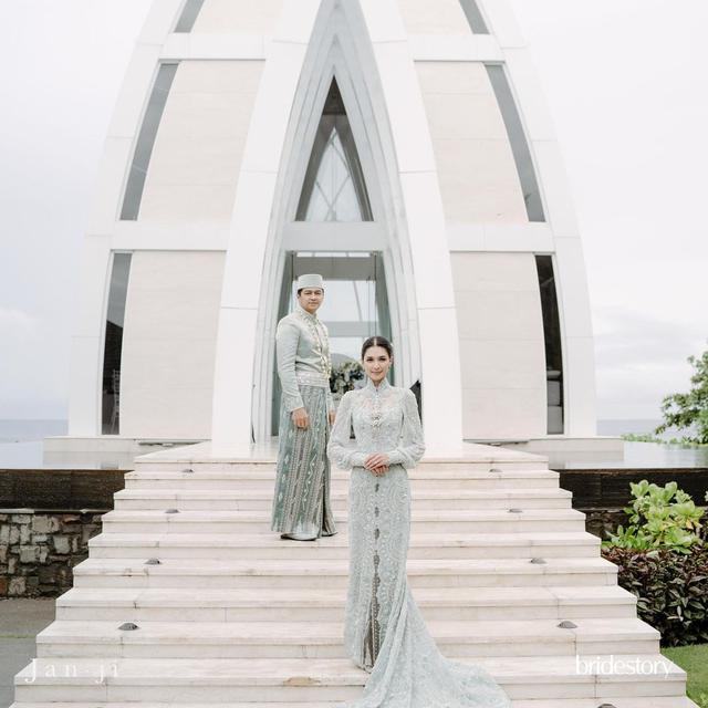 Menikahi Sahabat Sendiri, Ini 6 Potret Pernikahan Mikha Tambayong dan Deva Mahenra