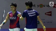 Pebulutangkis ganda putri Indonesia Apriyani Rahayu/Siti Fadia Silva Ramadhanti saat berlaga di babak Perempat Final Indonesia Masters 2023 melawan Jongkolphan Kititharakul/Rawinda Prajongjai (Thailand) di istora Senayan, Jakarta, Jumat (27/1/2023). Apriyani Rahayu/Siti Fadia Silva Ramadhanti harus menyudahi perjuangan mereka pada ajang Indonesia Masters 2023 usai takluk 21-16, 17-21, 18-21. (Liputan6.com/Helmi Fithriansyah)