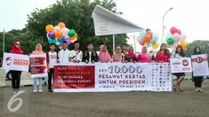 Sejumlah komunitas pemuda dan pemerhati anak kirim surat pesawat kertas untuk Presiden Joko Widodo, Jakarta, Minggu (29/5). Surat tersebut berisi dukungan agar Indonesia segara mengaksesi Kerangka Kerja Pengendalian Tembakau. (Liputan6.com/Yoppy Renato)