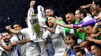 Kapten Real Madrid, Sergio Ramos, bersama rekannya mengangkat trofi Liga Champions setelah memenangkan final Liga Champions dengan mengalahkan Juventus 4-1  di Stadion Millennium, Cardiff, (03/06/2017). (EPA/Aandy Rain)